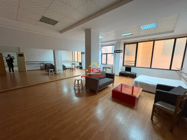 Shqiperi, jepet me qera apartament 3+1 Kati 2, 120 m² 200 € (Rruga Çajupi)