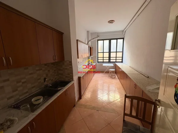 Shqiperi, jepet me qera apartament 3+1 Kati 2, 120 m² 200 € (Rruga Çajupi)