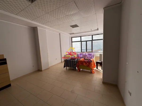 Shqiperi, jepet me qera apartament 3+1 Kati 2, 120 m² 200 € (Rruga Çajupi)