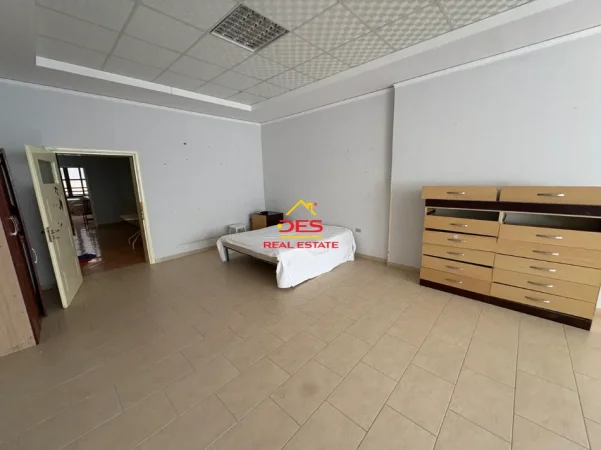 Shqiperi, jepet me qera apartament 3+1 Kati 2, 120 m² 200 € (Rruga Çajupi)