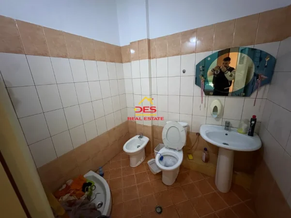 Shqiperi, jepet me qera apartament 3+1 Kati 2, 120 m² 200 € (Rruga Çajupi)