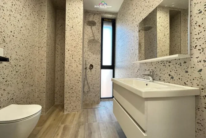 Tirane, jepet me qera zyre Kati 2, 75 m² 650 € (shkolla e kuqe)