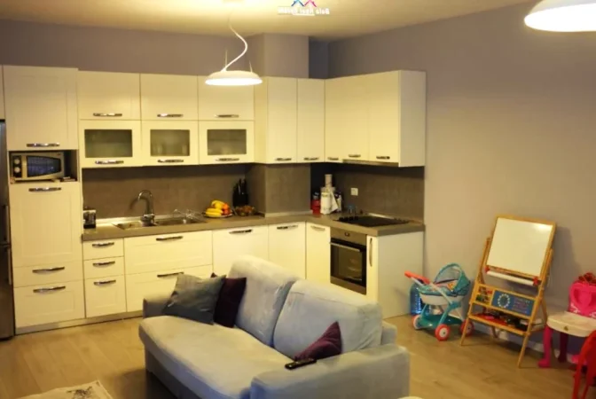 Tirane, jepet me qera apartament 1+1+Ballkon Kati 1, 71 m² 620 € (rruga albanopoli)