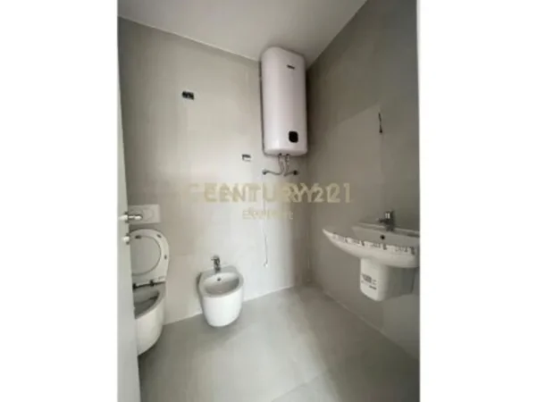 Tirane, jepet me qera ambjent biznesi Kati 11, 135 m² 1.500 € 