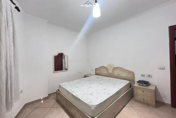 Tirane, jepet me qera apartament 1+1+Ballkon Kati 4, 68 m² 500 € (porcelan)