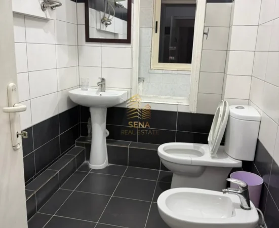 Tirane, jepet me qera apartament 1+1+Ballkon Kati 4, 65 m² 400 € (Varri i Bamit)