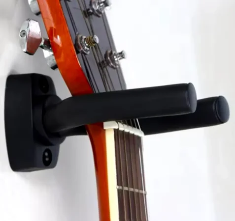 Tirane, shes She’s mbajtse per kitare 20 mij lek 20 €