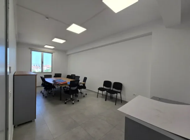 Tirane, jepet me qera Kati 0, 1.500 m² 13.400 €