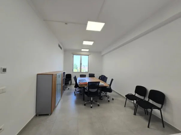 Tirane, jepet me qera Kati 0, 1.500 m² 13.400 €