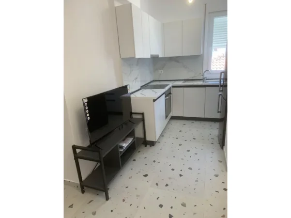 Tirane, jepet me qera apartament 1+1 Kati 5, 60 m² 500 €
