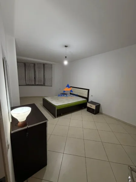 Tirane, jepet me qera apartament 2+1+Ballkon , 117 m² 521 € 