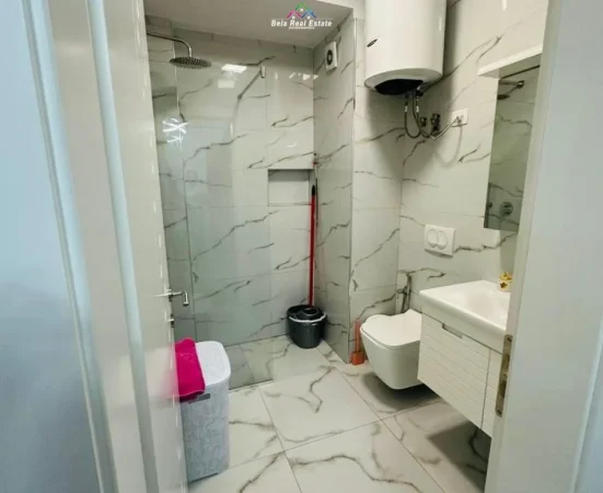 Tirane, jepet me qera apartament 1+1+Ballkon Kati 5, 60 m² 520 € (yzberisht)