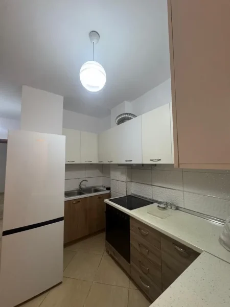 Tirane, jepet me qera apartament 2+1+Ballkon Kati 2, 85 m² 450 €