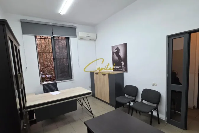 Tirane, jepet me qera zyre Kati 0, 500 m² 500 € (ISH EKSPOZITA)