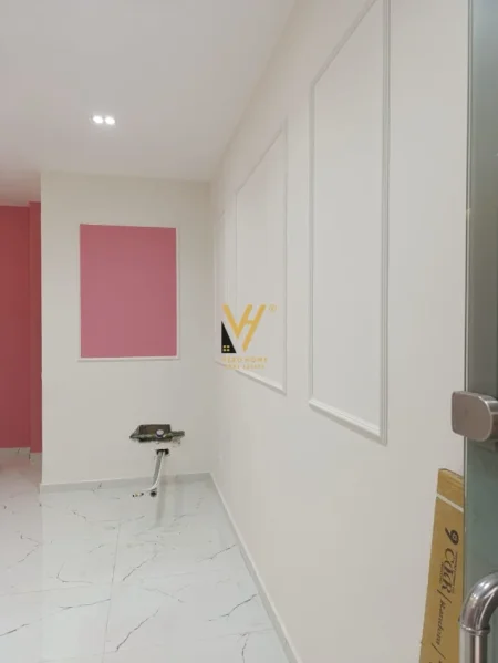 Tirane, jepet me qera dyqan Kati 0, 25 m² 520 € (ISH EKSPOZITA)