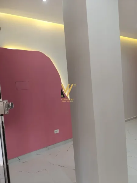 Tirane, jepet me qera dyqan Kati 0, 25 m² 520 € (ISH EKSPOZITA)