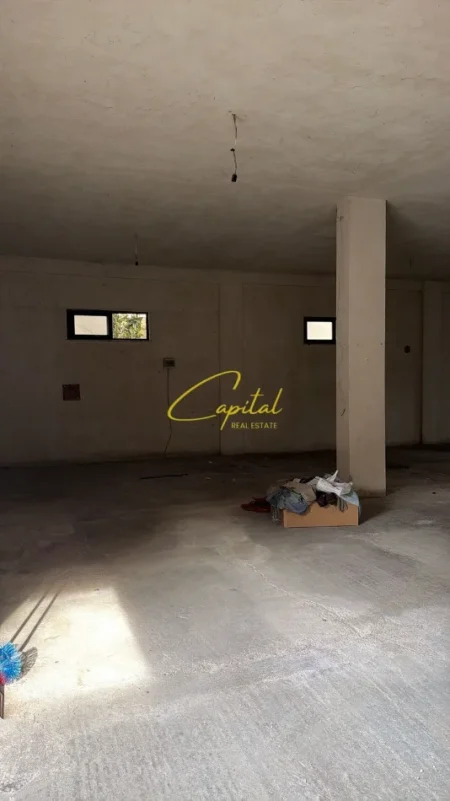 Tirane, jepet me qera magazine Kati 0, 180 m² 900 € (21 DHJETORI)