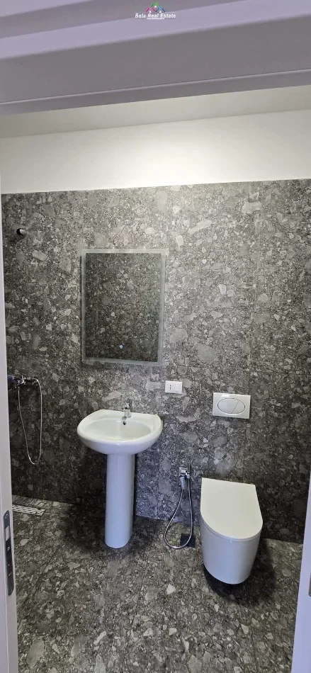 Tirane, jepet me qera zyre Kati 4, 98 m² 730 € (don bosko)