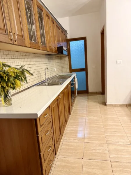 Tirane, jepet me qera apartament 1+1+Ballkon Kati 2, 65 m² 420 € 