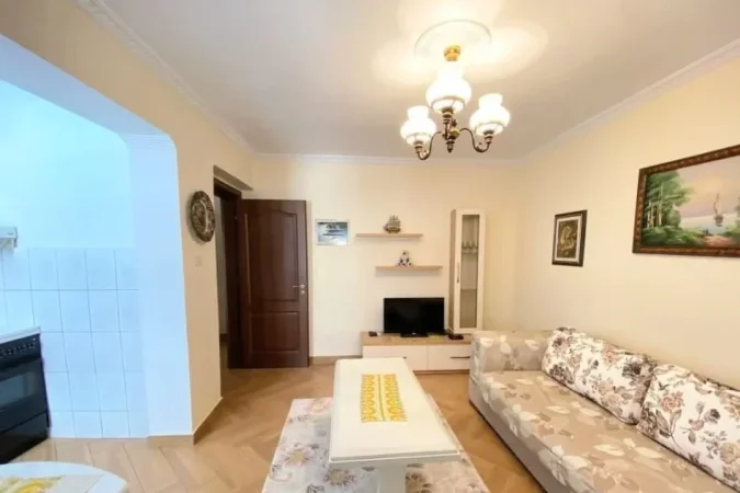 Tirane, jepet me qera apartament 1+1+Ballkon Kati 4, 65 m² 550 € 