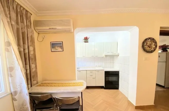 Tirane, jepet me qera apartament 1+1+Ballkon Kati 4, 65 m² 550 € 