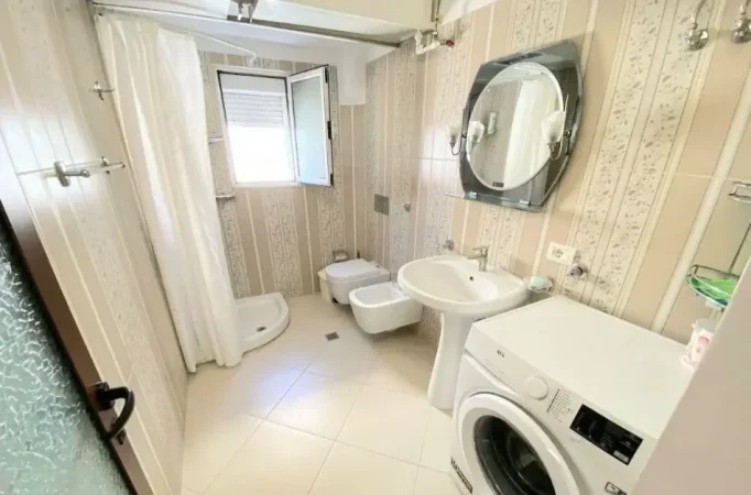 Tirane, jepet me qera apartament 1+1+Ballkon Kati 4, 65 m² 550 € 