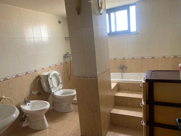 Tirane, jepet me qera Vile 2+1 Kati 2, 150 m² 520 € (kodra e priftit)
