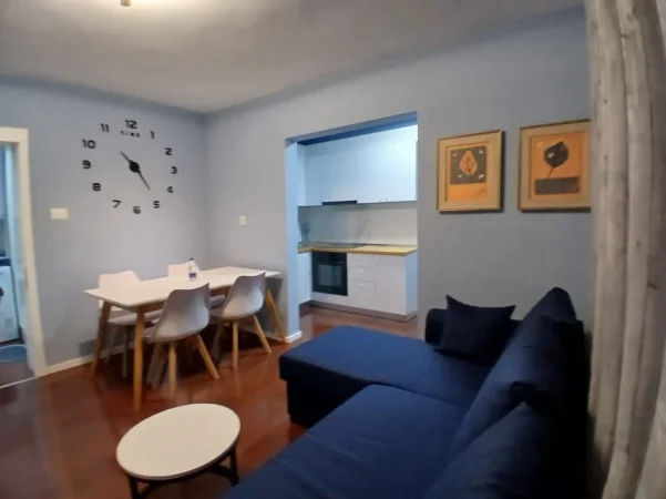 Tirane, jepet me qera apartament 1+1+Ballkon Kati 4, 60 m² 550 € 