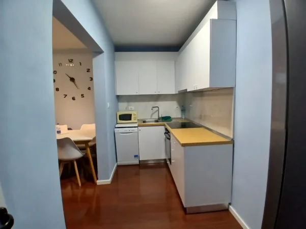 Tirane, jepet me qera apartament 1+1+Ballkon Kati 4, 60 m² 550 € 