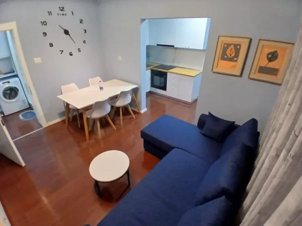 Tirane, jepet me qera apartament 1+1+Ballkon Kati 4, 60 m² 550 € 
