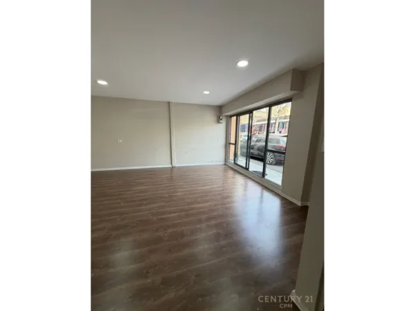 Tirane, shitet dyqan Kati 0, 36 m² 100.000 € 