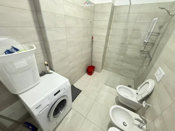 Tirane, jepet me qera apartament 1+1+Ballkon Kati 7, 72 m² 676 € (shkolla e kuqe)