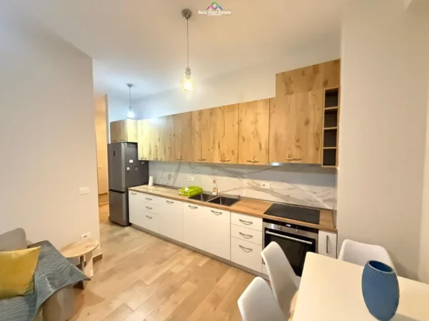 Tirane, jepet me qera apartament 1+1+Ballkon Kati 7, 72 m² 676 € (shkolla e kuqe)