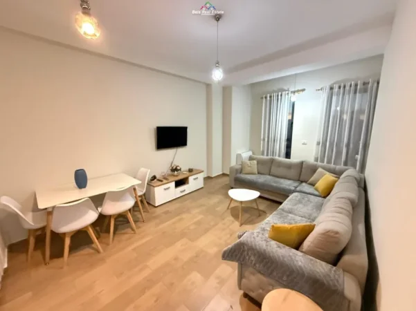 Tirane, jepet me qera apartament 1+1+Ballkon Kati 7, 72 m² 676 € (shkolla e kuqe)