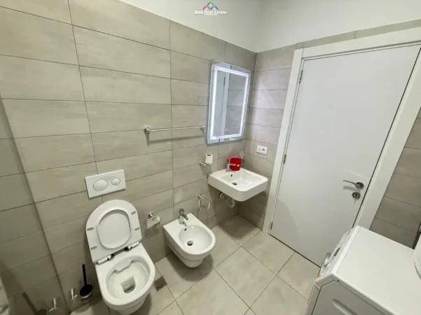 Tirane, jepet me qera apartament 1+1+Ballkon Kati 7, 72 m² 676 € (shkolla e kuqe)