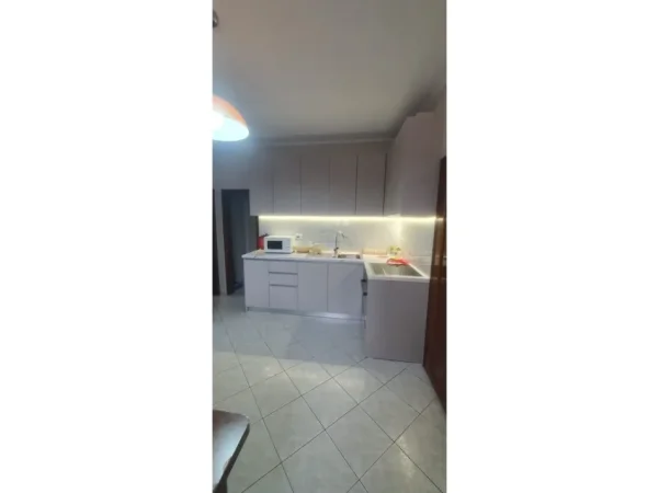 Tirane, jepet me qera apartament 2+1 Kati 3, 100 m² 600 € (Brryli)