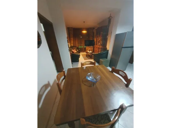Tirane, jepet me qera apartament 2+1 Kati 3, 100 m² 600 € (Brryli)