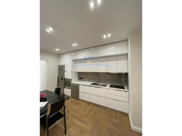 Tirane, jepet me qera apartament 2+1 Kati 5, 81 m² 1.000 € (Rruga Hoxha Tahsim , Pazari i Ri)