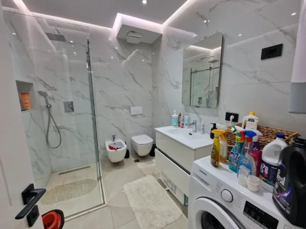 Tirane, jepet me qera APARTAMENT 3+1+2+2 BALLKONE ME 3 POSTE PARKIMI!1.100 € (ISH-FUSHA E AVIACIONIT KOMPLEKSI TURDIU.)