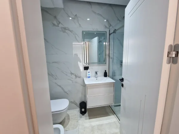 Tirane, jepet me qera APARTAMENT 3+1+2+2 BALLKONE ME 3 POSTE PARKIMI!1.100 € (ISH-FUSHA E AVIACIONIT KOMPLEKSI TURDIU.)