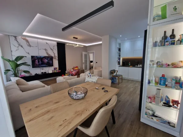Tirane, jepet me qera APARTAMENT 3+1+2+2 BALLKONE ME 3 POSTE PARKIMI!1.100 € (ISH-FUSHA E AVIACIONIT KOMPLEKSI TURDIU.)
