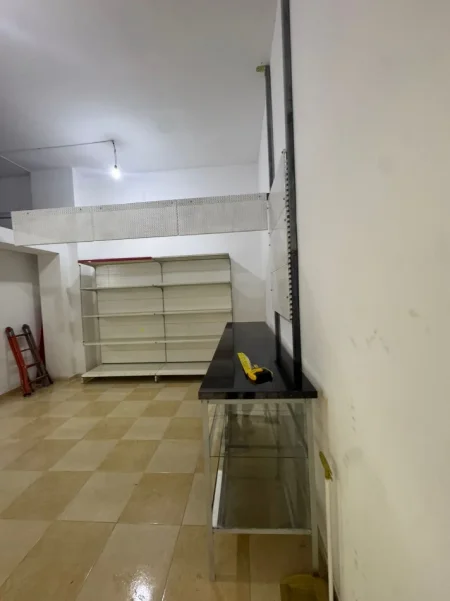 Tirane, jepet me qera dyqan Kati 0, 30 m² 350 € (Astir prane Wellit tek Ecomarket)