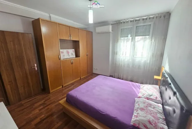 Tirane, jepet me qera apartament 3+1 Kati 3, 140 m² 900 € (rruga e kavajes)