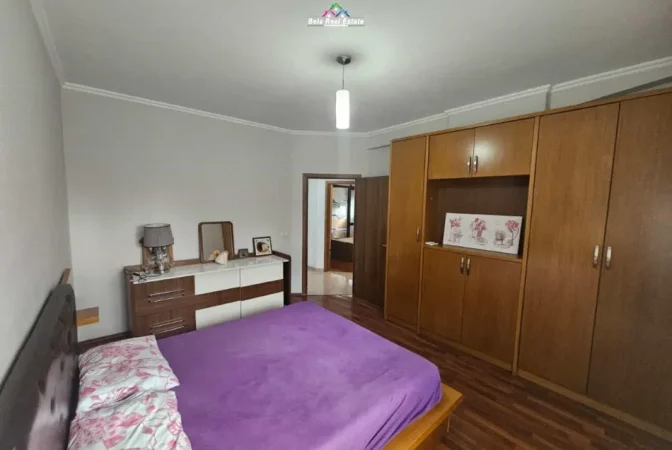Tirane, jepet me qera apartament 3+1 Kati 3, 140 m² 900 € (rruga e kavajes)