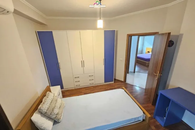 Tirane, jepet me qera apartament 3+1 Kati 3, 140 m² 900 € (rruga e kavajes)