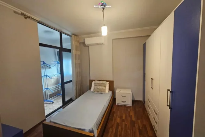 Tirane, jepet me qera apartament 3+1 Kati 3, 140 m² 900 € (rruga e kavajes)