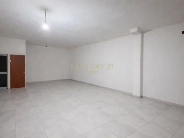 Tirane, shitet dyqan Kati 0, 53 m² 110.000 € (Fresku)
