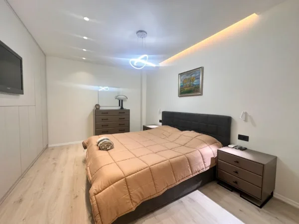 Tirane, jepet me qera apartament 1+1+Ballkon Kati 3, 750 € (Air Albania Stadium)