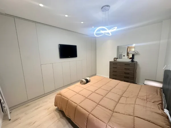 Tirane, jepet me qera apartament 1+1+Ballkon Kati 3, 750 € (Air Albania Stadium)