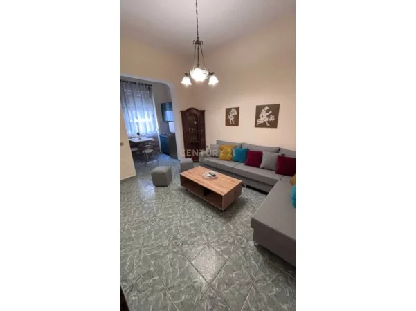 Tirane, jepet me qera apartament 2+1+Ballkon Kati 3, 60 m² 530 € 